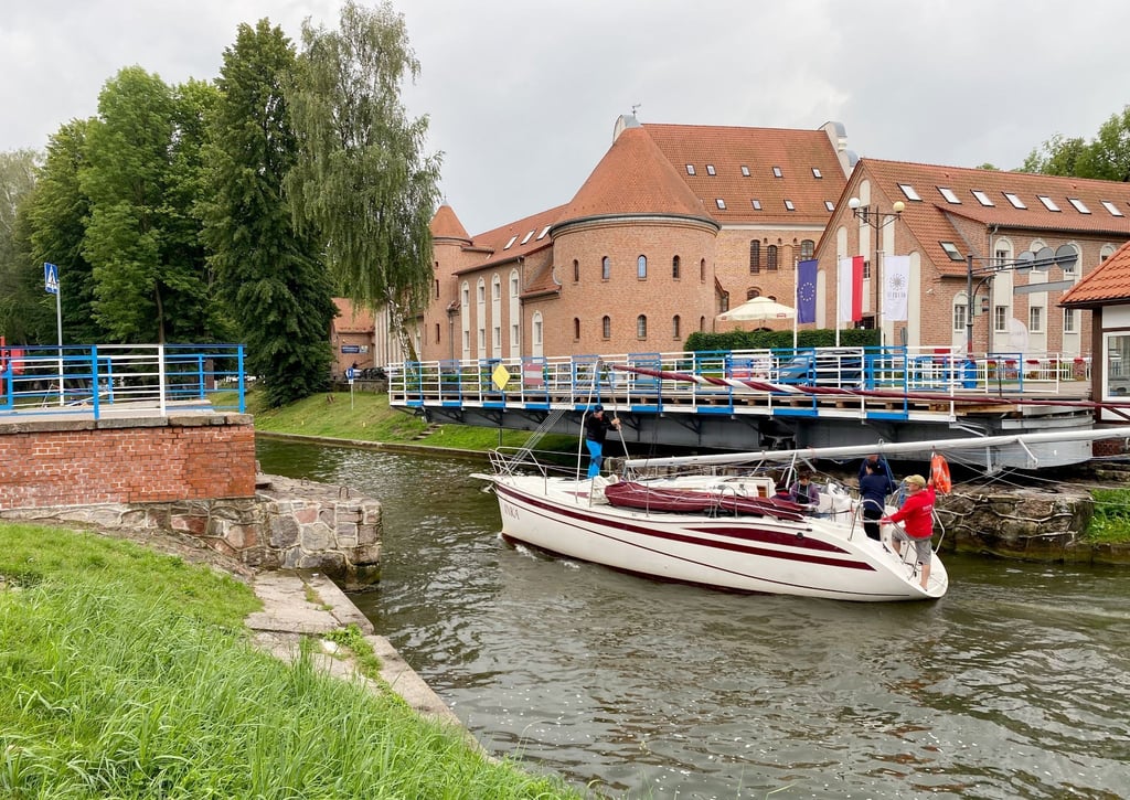 Die alte Drehbrücke in Gizycko wird noch immer per Hand bedient.