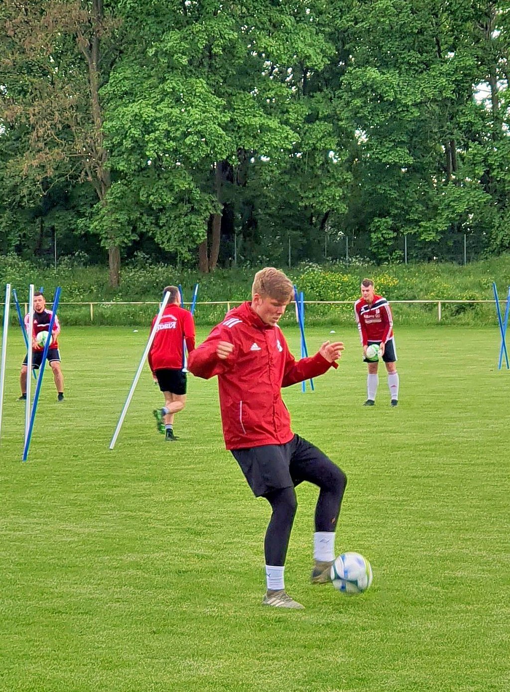 Lockere Laufeinheiten und viele Ballkontakte mussten die Kicker um Kapitän Florian Scheinert am Dienstagabend absolvieren.