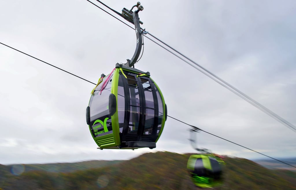 Mit Gästen schweben die Gondeln in Thale ab Samstag wieder auf den Berg. An den Seilbahnen überm Bodetal werden regelmäßig alle Teile überprüft.