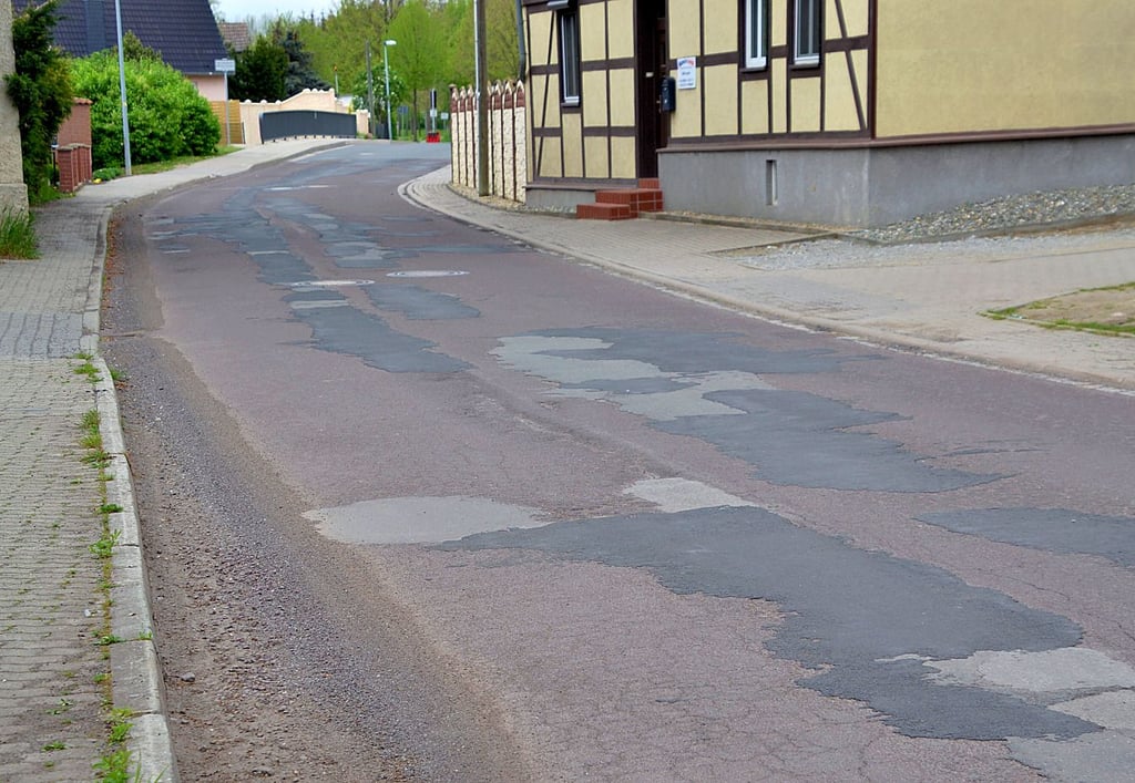 Die schmale Krottorfer Straße „Winkel“ ist nach langer Zeit als Umleitungsstrecke stark sanierungsbedürftig.