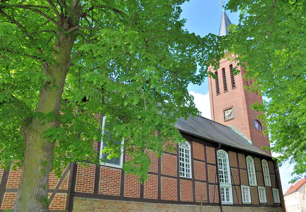 Die Miesterhorster Kirchengemeinde feiert am Sonntag, 6. Juni, um 14 Uhr mit einem Gottesdienst das 300-jährige Bestehen ihres Gotteshauses. Das Gemeindefest dazu findet erst nächstes Jahr statt. Ob es an dieser oder an einer anderer Stelle im Dorf vorher schon eine Kirche gegeben hat, ist nicht überliefert.