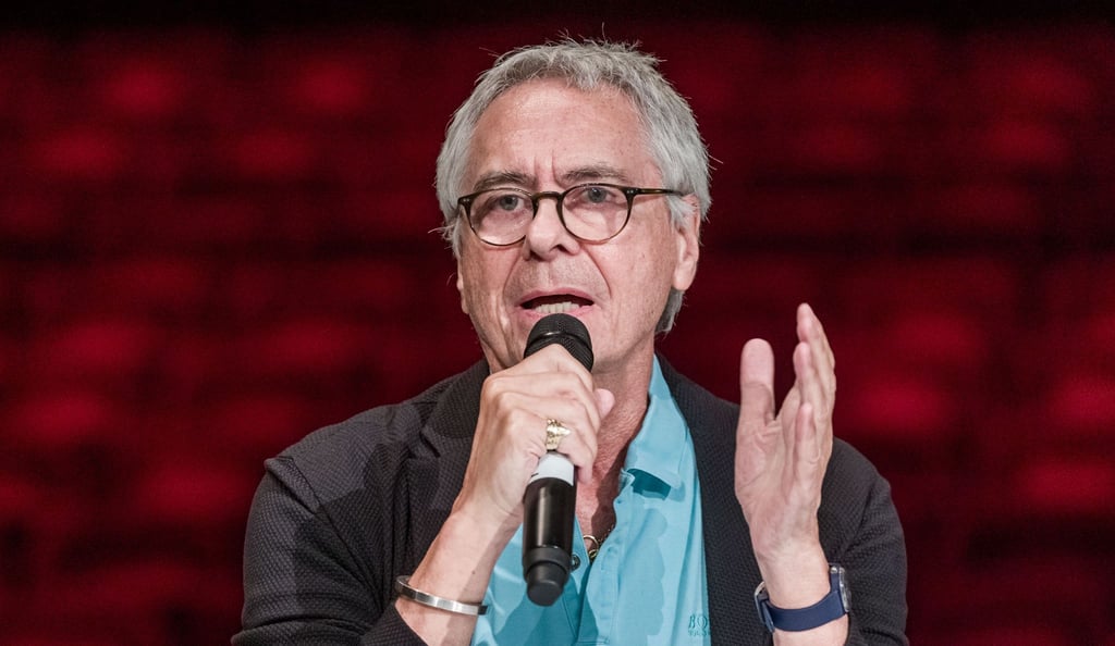 John Neumeier, Ballettintendant an der Staatsoper Hamburg, spricht ins Mikro.