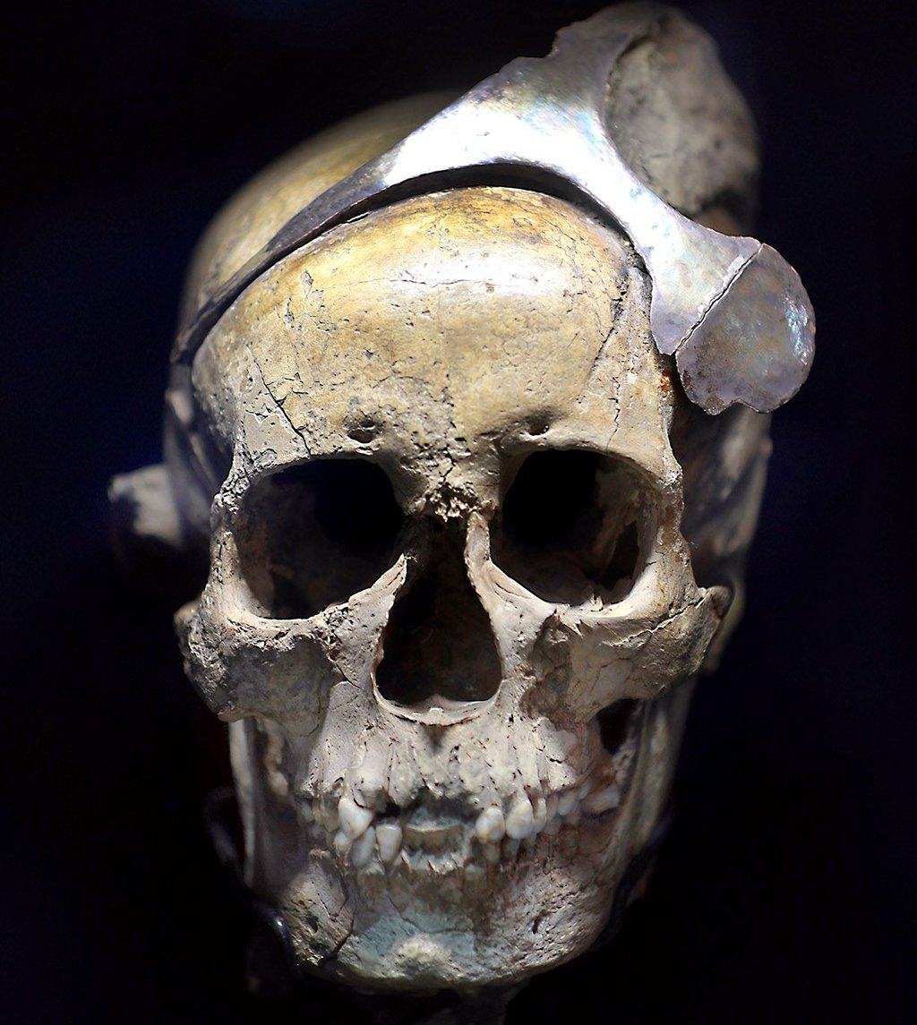 Der Schädel mit Silberschmuck ist Teil der Sonderschau im Landesmuseum.