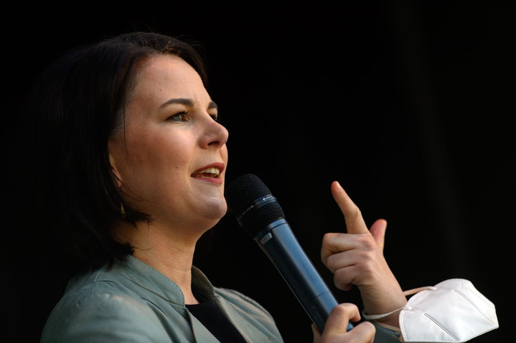 Annalena Baerbock (Grüne), Kanzlerkandidatin von Bündnis 90/Die Grünen, spricht.