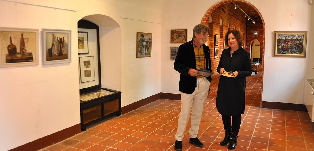 Sylvia und Friedemann Henschel haben die Sonderausstellung zum 100. Geburtstag des Malers Kurt Henschel im Prignitz-Museum gestaltet.