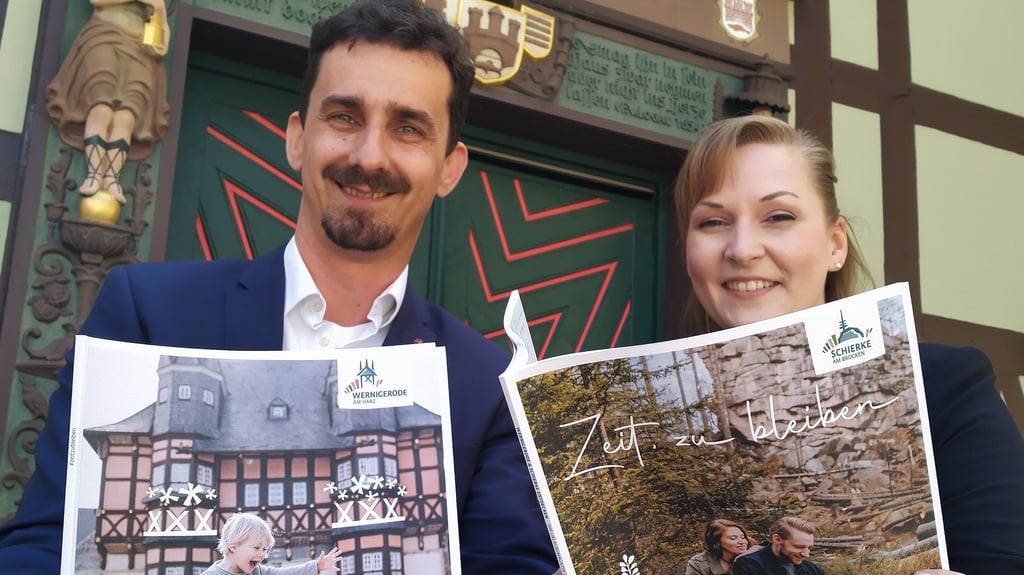 Andreas Meling, Chef der Wernigerode Tourismus GmbH, und Projektleiterin Inga Korsch präsentieren die neue Broschüre für Wernigerode- und Schierke-Urlauber.