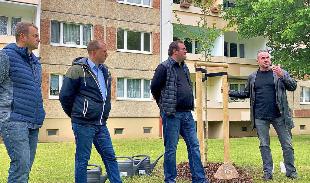 Ein Baum und ein Gedenkstein sollen an Tim erinnern. Von rechts: Kinderschützer Carsten Stahl, Bürgermeister Andreas Nette, Wohnungsbau-Chef Thomas Müller und Markus Voigt vom gleichnamigen Steinmetzbetrieb.