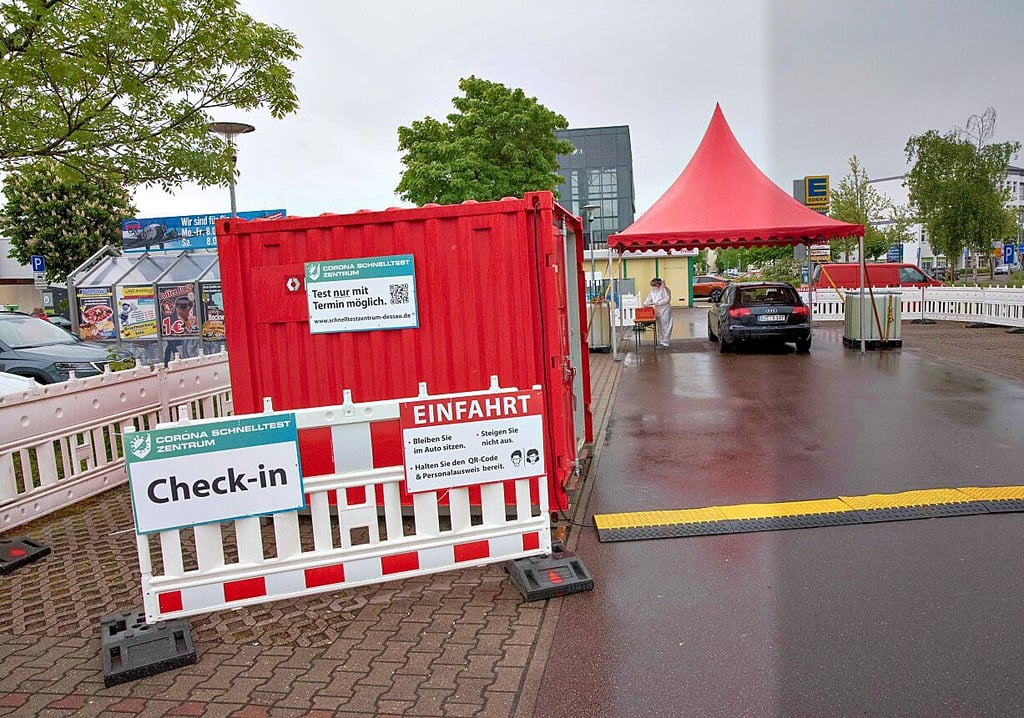 Die Station besteht aus einem Zelt und einem Container.