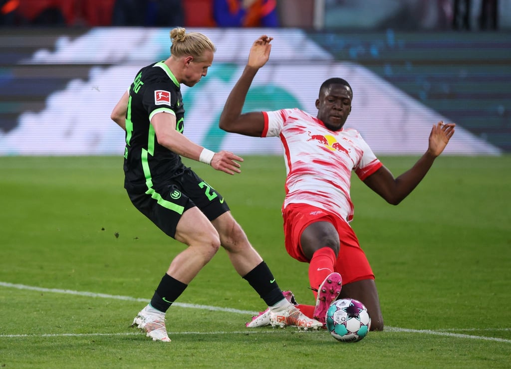 Ibrahima Konaté (r) wechselt nach Liverpool.
