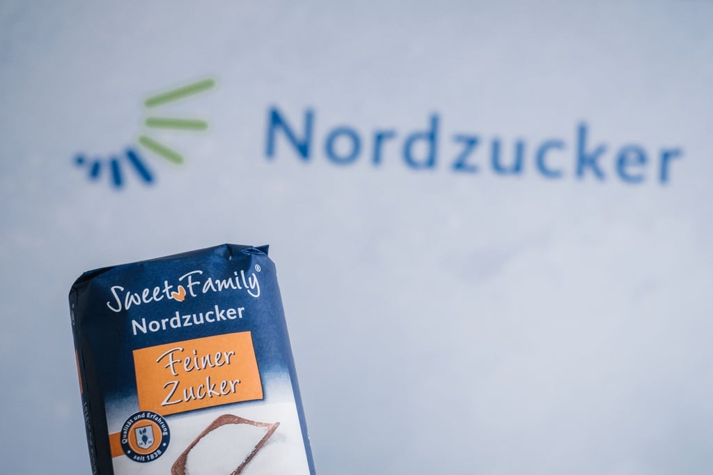 Ein Paket Zucker vor dem Logo der Nordzucker AG.