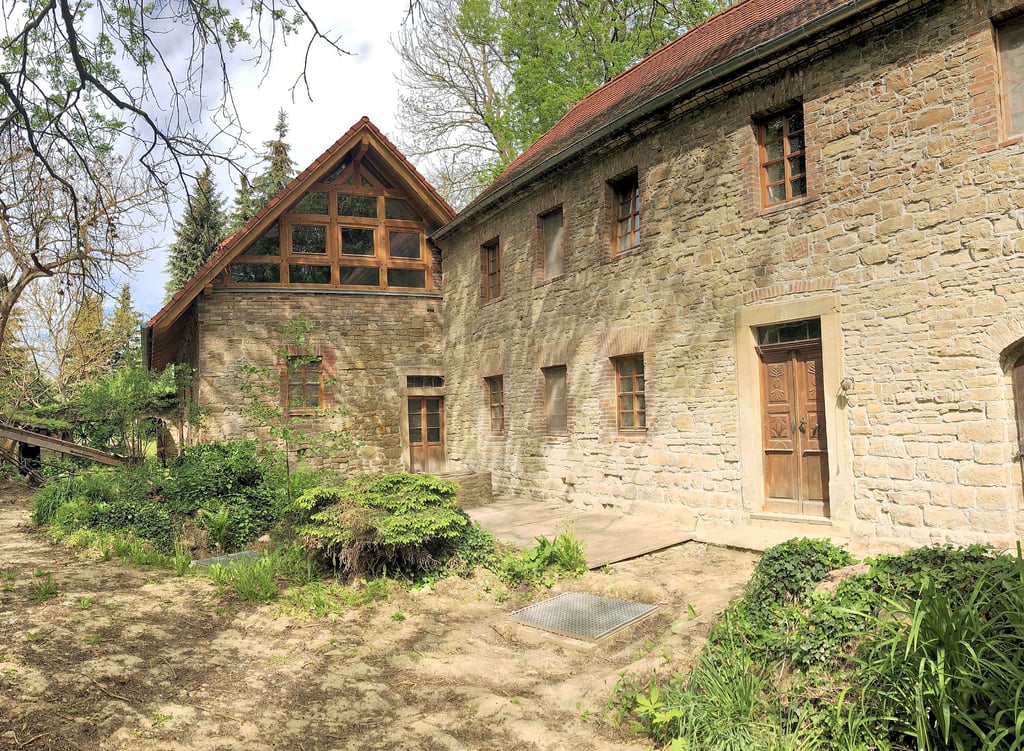 Die Ölmühle in Elben wird seit einem Brand wieder aufgebaut. Mittlerweile ist die Fassade - wie die vom Wohnhaus - saniert.