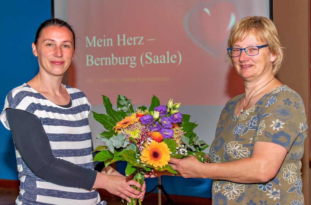 Henriette Krebs (links) gratuliert Silva Ristow zur Nominierung. Nach dem Ende der Amtszeit von Oberbürgermeister Henry Schütze (parteilos), der nicht wieder antritt, will die Finanzdezernentin in den Chefsessel rücken.