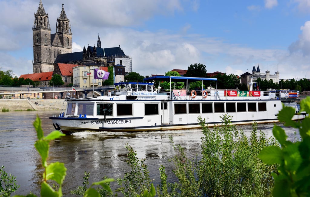 Sie ist wieder auf Tour: die Weiße Flotte . Die „Stadt Magdeburg“ machte am gestrigen Freitag, 28. Mai 2021, den Auftakt. Heute steigt auch die „Sachsen-Anhalt“ mit ein. Erste Buchungen gab es bereits. Ab 5. Juni 2021 gilt dann der normale Fahrplan.