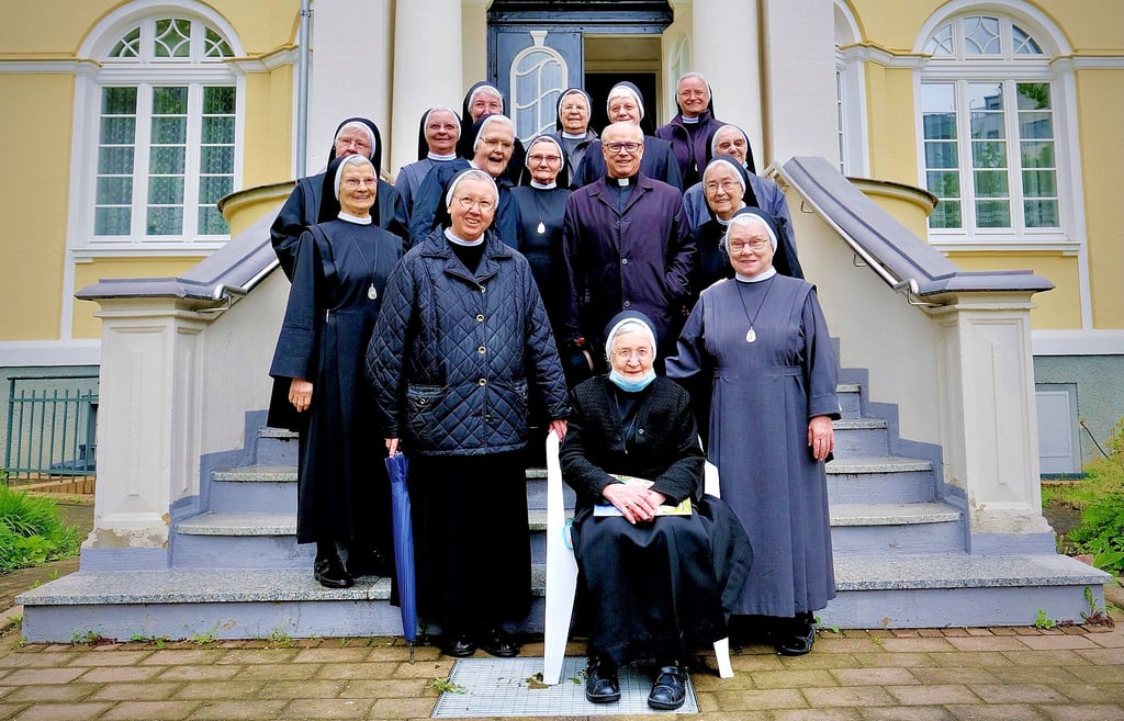 Die letzten noch in Halle lebenden Elisabethschwestern haben sich auch von Seelsorger Propst Reinhard Hentschel (Mitte) verabschiedet.