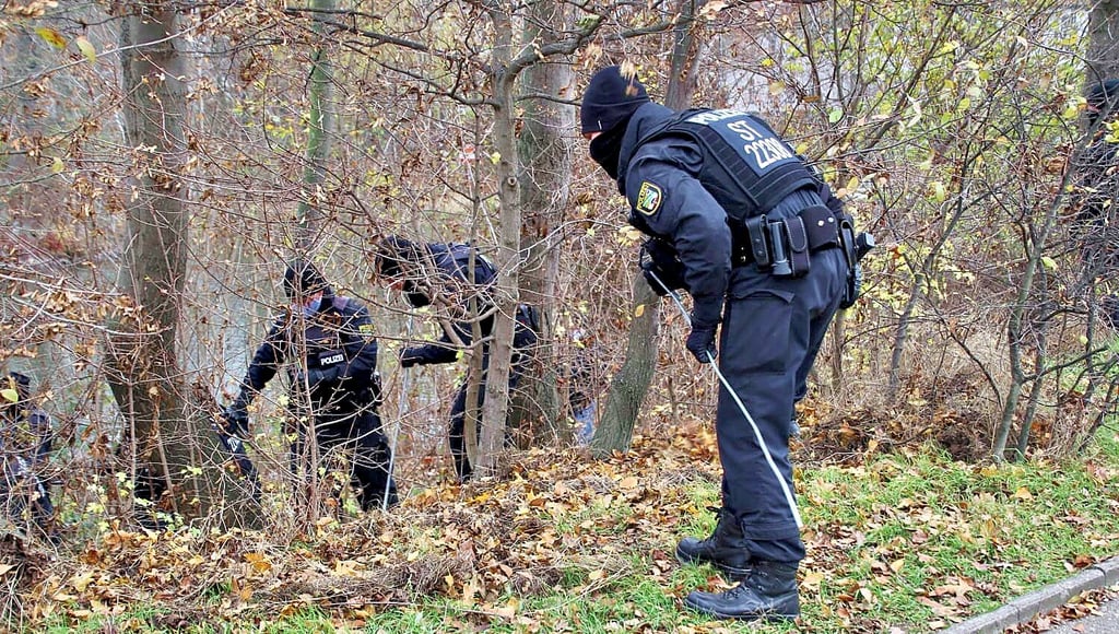 Nach der Entführung eines Mädchens hat die Polizei am Ufer der Saale nach Spuren gesucht.