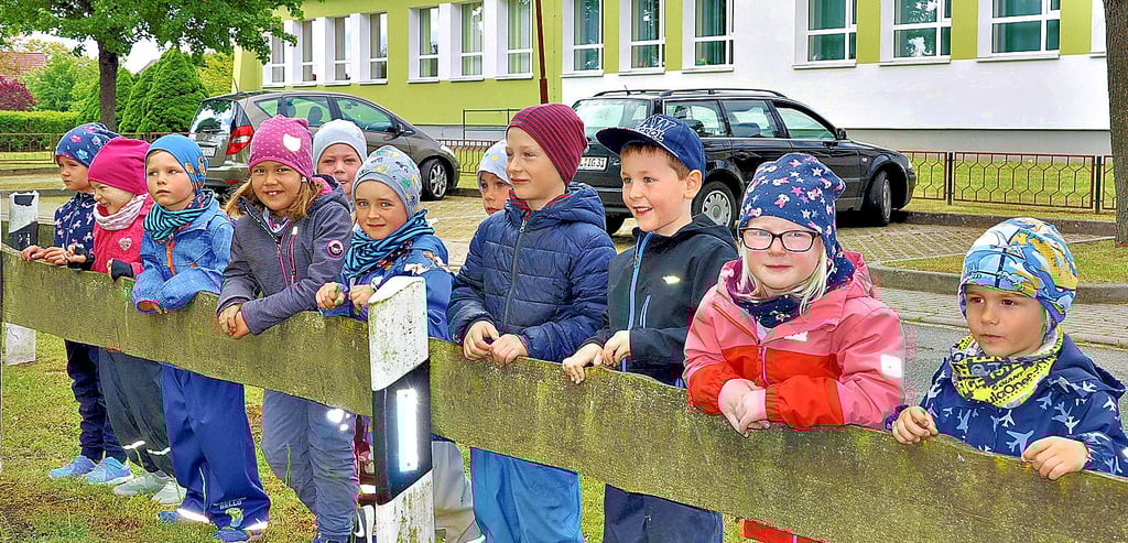 Die Mädchen und Jungen aus der Rochauer Kindertagesstätte „Flohkiste“ verfolgten die Starts und Landungen des Hubschraubers aus nächster Nähe – und fanden es spannend.