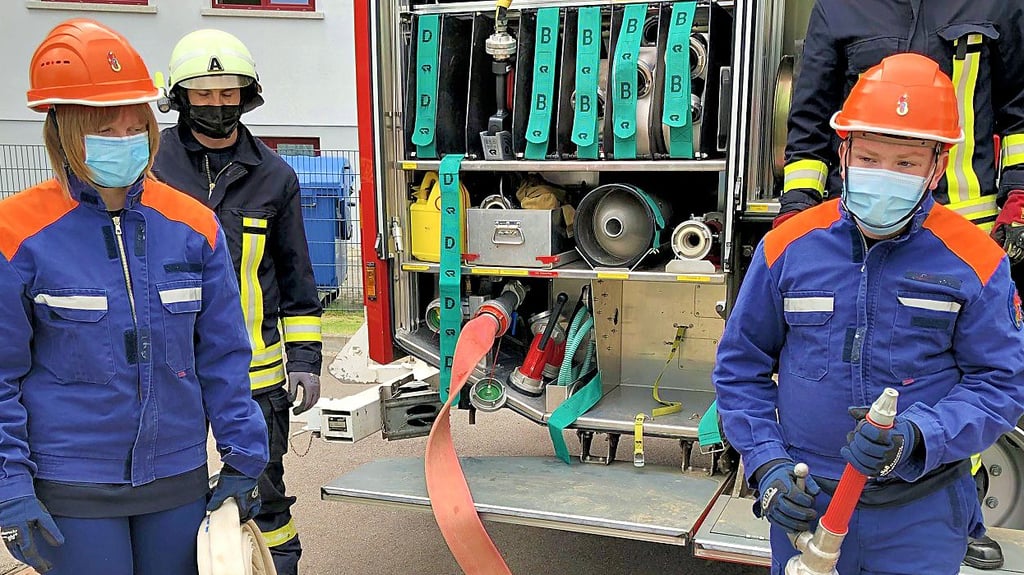 Fiona Schindler (links) und Erik Gölz von der Jugendfeuerwehr in Großkorbetha bereiten einen Löschangriff vor.
