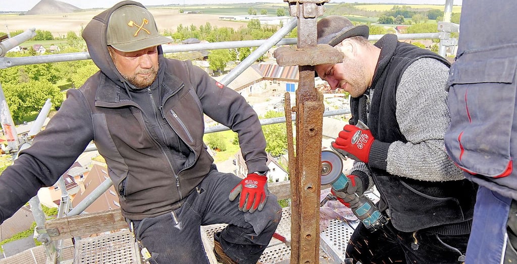 Die Mitarbeiter der Firma BSR Ritschel hatten bei der Abnahme der Turmbekrönung ordentlich zu tun.