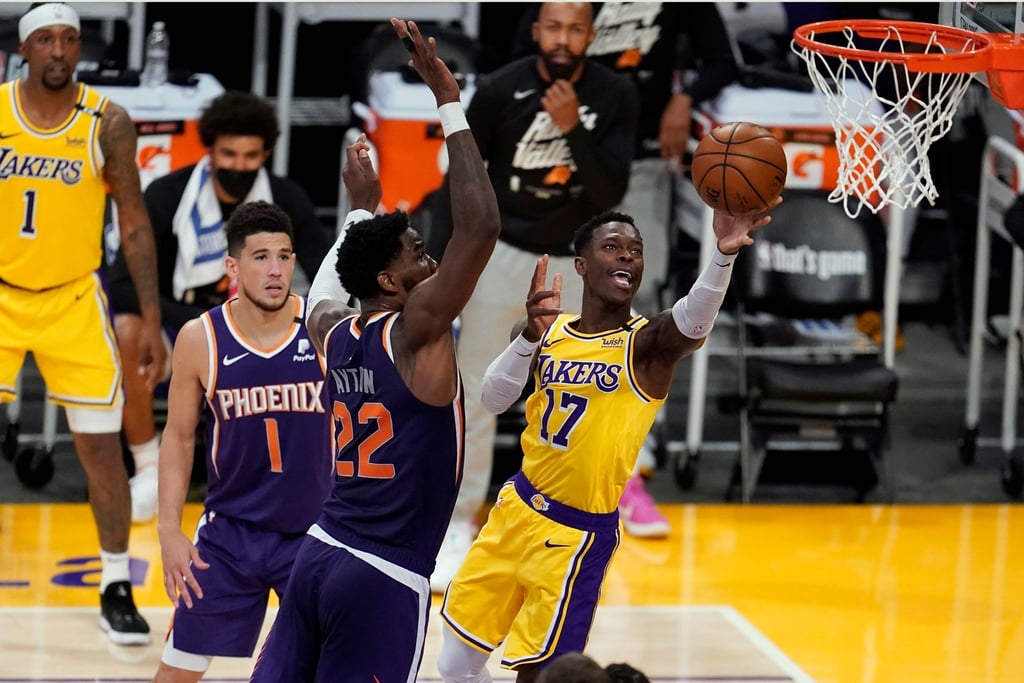 Lakers-Profi Dennis Schröder (r) beim Korbleger.