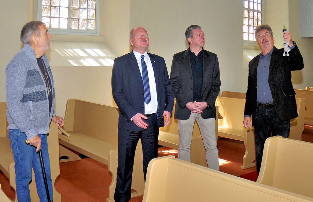 Hans-Eike Weitz, der künftige Rentner Thomas Webel, sein Noch-Staatssekretär Sebastian Putz und Pfarrer Thomas Wolter in der Ackendorfer Kirche.