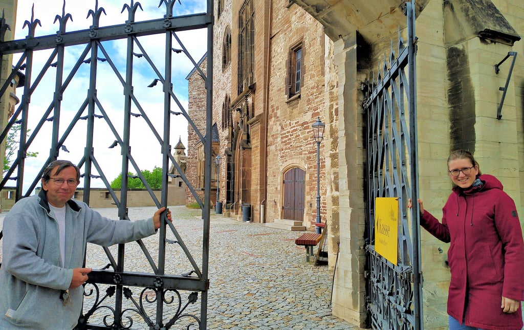 Wernigerodes Schloss öffnet am Sonnabend, 29. Mai, wieder seine Pforten. Museumstechniker Bernd Fraaß und Kustodin Katrin Dziekan freuen sich auf viele Besucher. Die müssen einen negativen Corona-Test mitbringen.