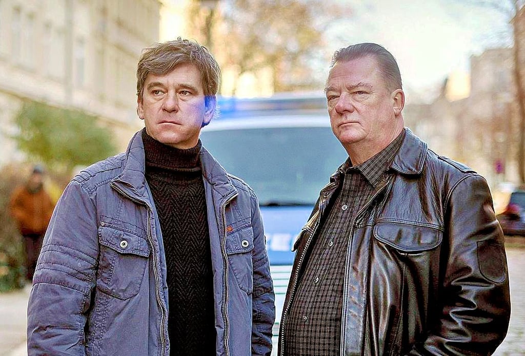 Die Kommissare Michael Lehmann (Peter Schneider, l.) und Henry Koitzsch (Peter Kurth)  sollen einen Mordfall in Halle klären. 