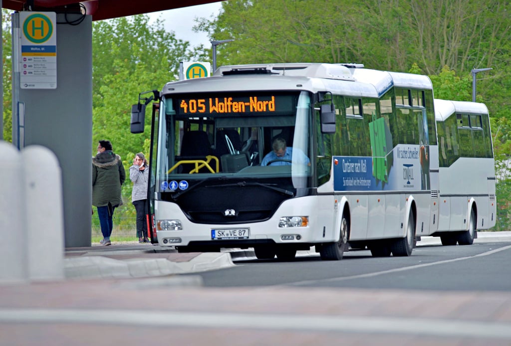 Ein Vetter-Bus an der zentralen Umsteige-Schnittstelle am Bahnhof Wolfen. Für die Fahrten muss man künftig mehr bezahlen.