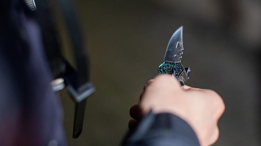 Ein 25-Jähriger wurde in Magdeburg von einem 35-Jährigen mit einem Messer verletzt.