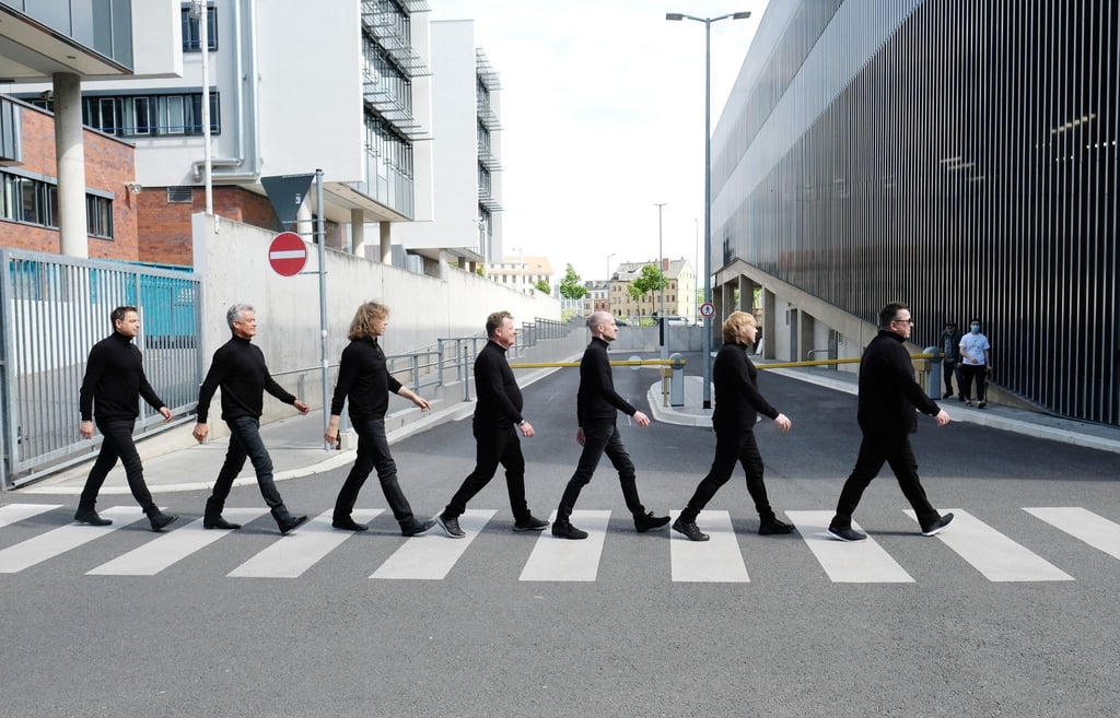 Abbey Road in Leipzig: Mathias Dietrich (l-r), Jens Sembdner, Alexander Zieme Henri Schmidt, Wolfgang Lenk, Tobias Künzel und Sebastian Krumbiegel sind Die Prinzen.