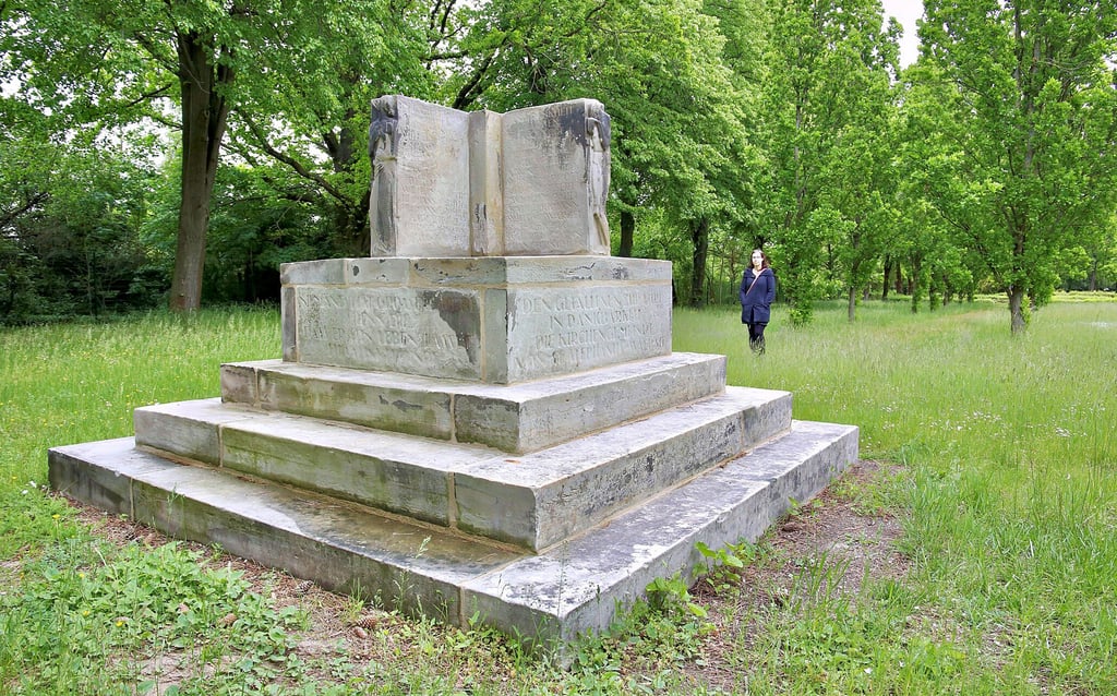 Das Gefallenendenkmal wurde von einem Privatgarten in Waldau auf den Friedhof III umgesetzt.