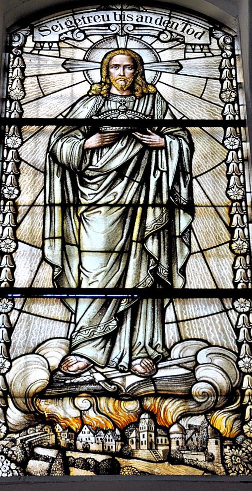 Es wird angenommen, dass diese Fenster in Erinnerung an den Ersten Weltkrieg gestaltet und zum 200. Kirchengeburtstag eingesetzt wurden.