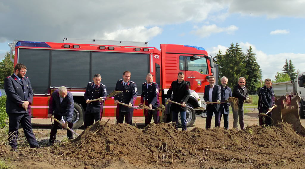 Erster Spatenstich fürs neue Feuerwehrdepot in Eilsleben: Am Ortsausgang in Richtung Ummendorf, direkt neben der Gemeinschaftsschule haben die Tiefbauarbeiten begonnen. Der Rohbau soll bis Ende September stehen.