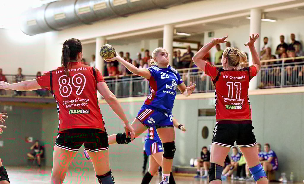 Marie Knappe (beim Wurf) kehrt aus Leipzig zum HC Burgenland in die Mitteldeutsche Oberliga zurück.