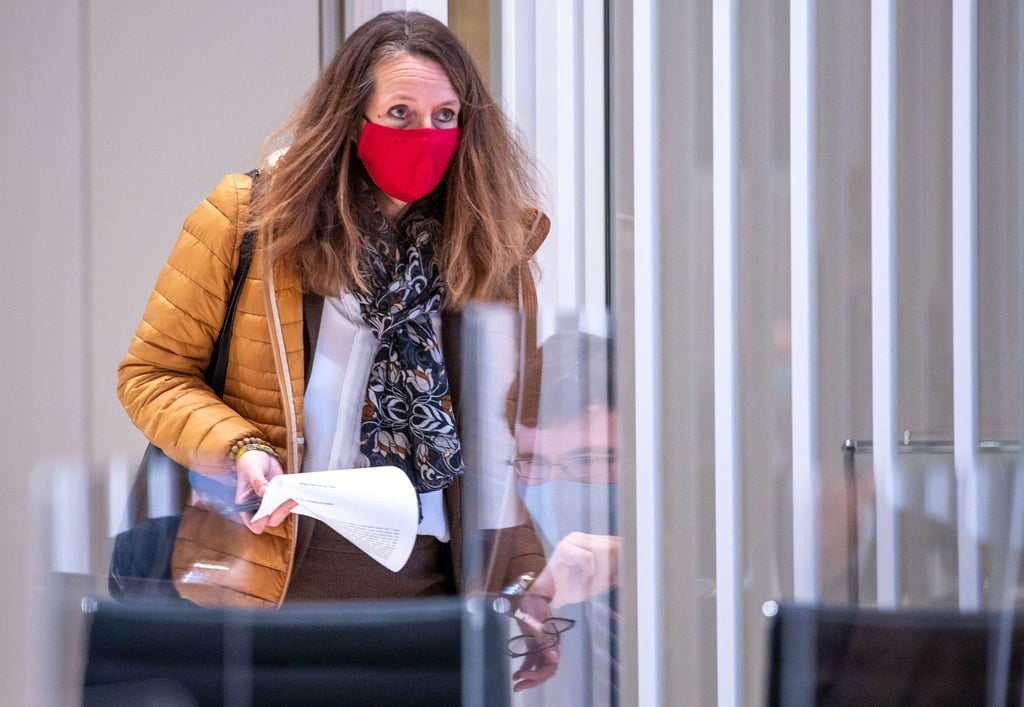 Bettina Martin (SPD) betritt den Plenarsaal mit einer roten Maske.