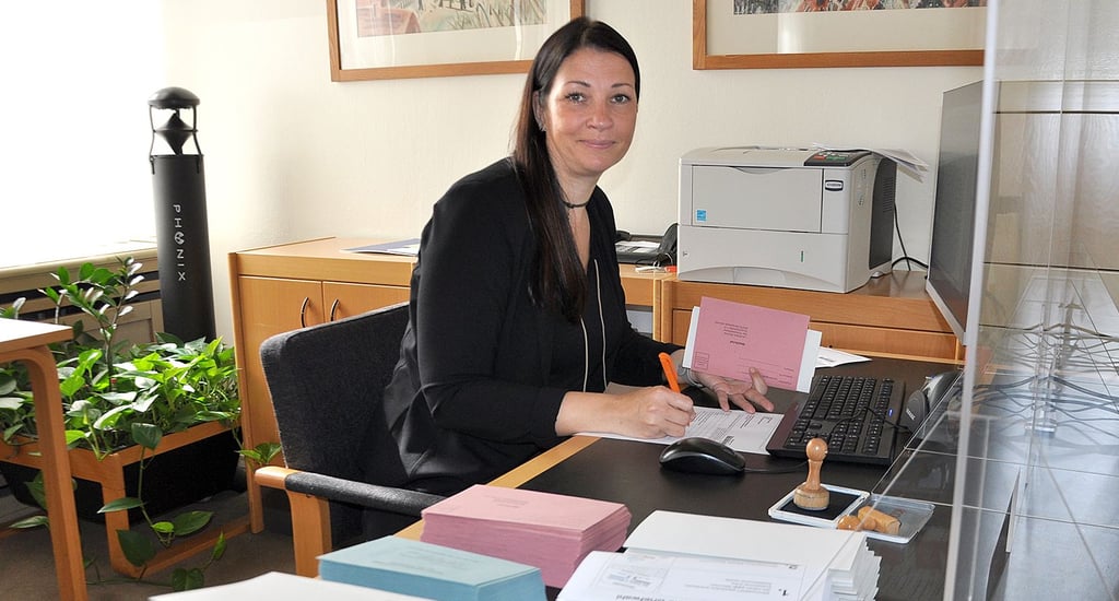 Jenny Benneckendorf arbeitet im Ratssaal die Anträge auf Briefwahlunterlagen ab. Ins Briefwahllokal, das im Ratssaal eingerichtet ist, kommen nur wenige Wähler.