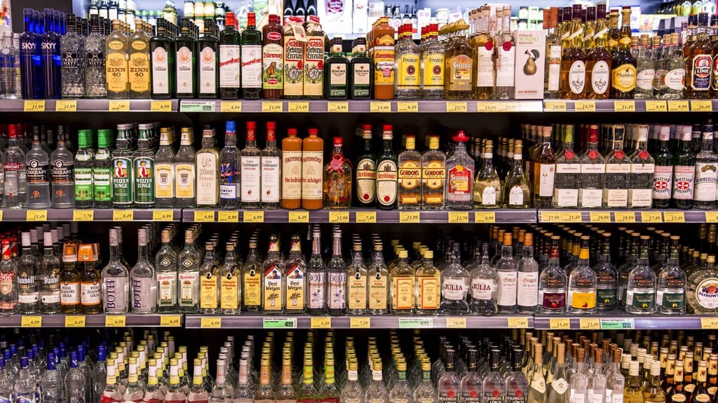 Ein 31-Jähriger klaute mehrere Flaschen Alkohol aus einem Lebensmittelgeschäft in Magdeburg.