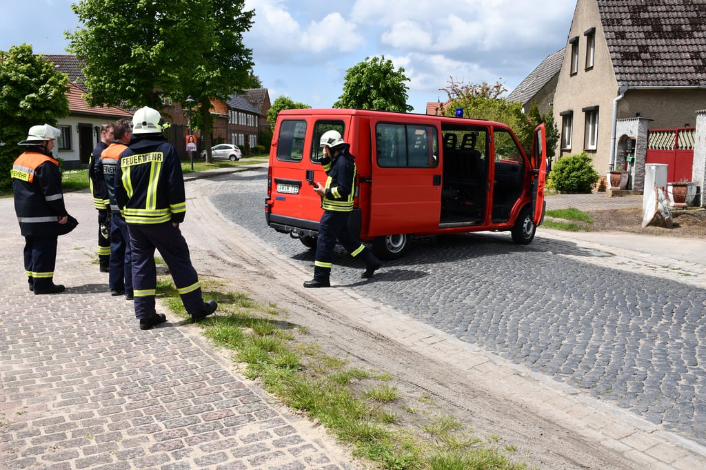 Die Feuerwehrleute versperren den Zufahrt in den Ort Kerkuhn.