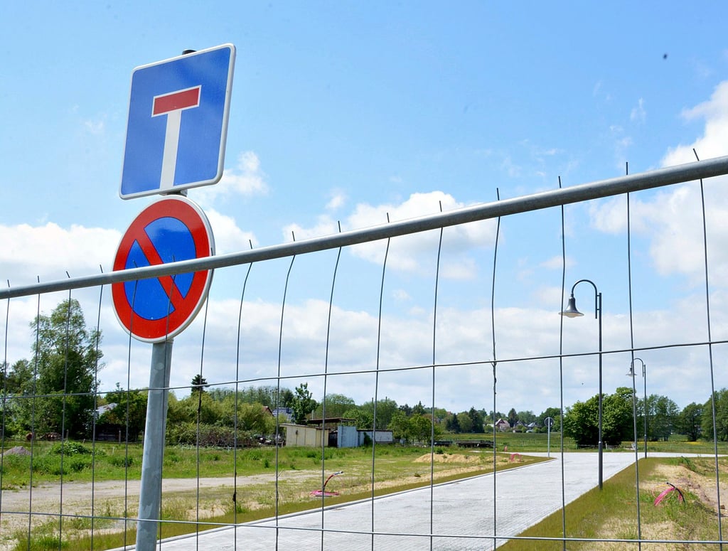 Noch nicht gebaut wurde in dem neuen Gebiet an der Salzwedeler Straße in Klötze. Ein Zaun versperrt die Zufahrt zur Stichstraße.