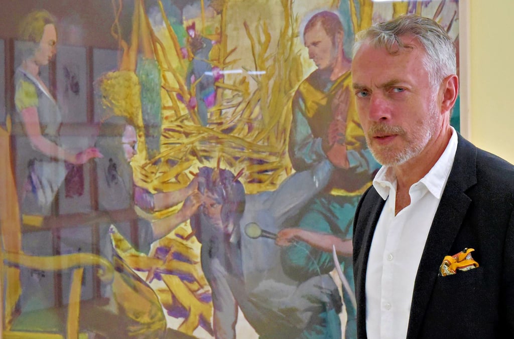 Neo Rauch vor einem seiner in der Grafikstiftung ausgestellten Bilder.