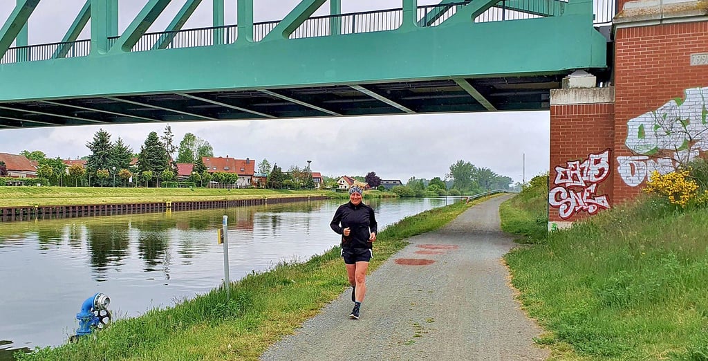 Andrea Jung-Stöwesandt zieht in ihrer Freizeit gern die Laufschuhe an. Diesmal absolvierte sie einen 10-Kilometer-Lauf am Mittellandkanal und fordert die Vereine heraus.