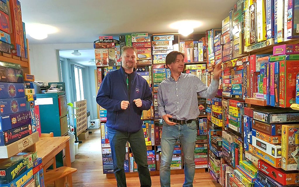 Bastian Loran (links) und Stefan Kretschmar vom Vorstand des Exil-Vereins, hier in der Ludothek: Über 1.000 Spiele können dort ausgeliehen werden.