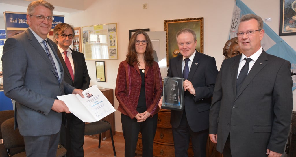 Vize-Bürgermeister Jens Vogler (2.v.r.), Dr. Rolf-Reiner Zube, Kustos der Clausewitz-Erinnerungsstätte in Burg (r.), und Stadt-Sachgebietsleiter Bernhard Ruth (l.) übergaben Aimee Paret und ihrem Ehemann Dr. Wolfgang Fink den Clausewitz-Preis für den im vergangenen Jahr verstorbenen Wissenschaftler Prof. Dr. Peter Paret.