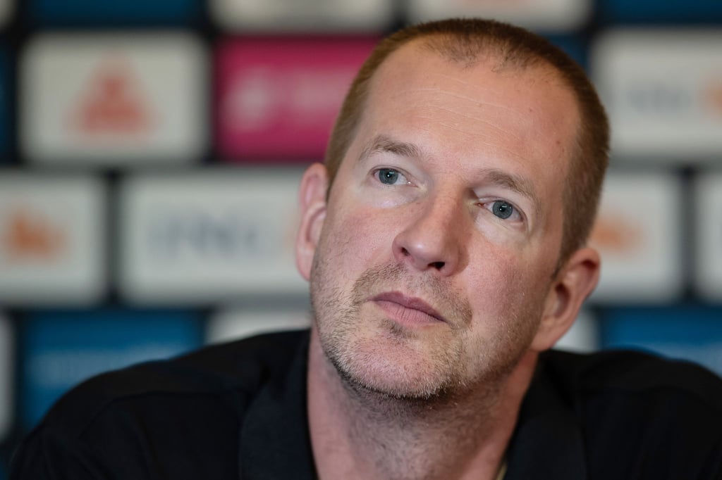 Bundestrainer Henrik Rödl spricht mit Journalisten.