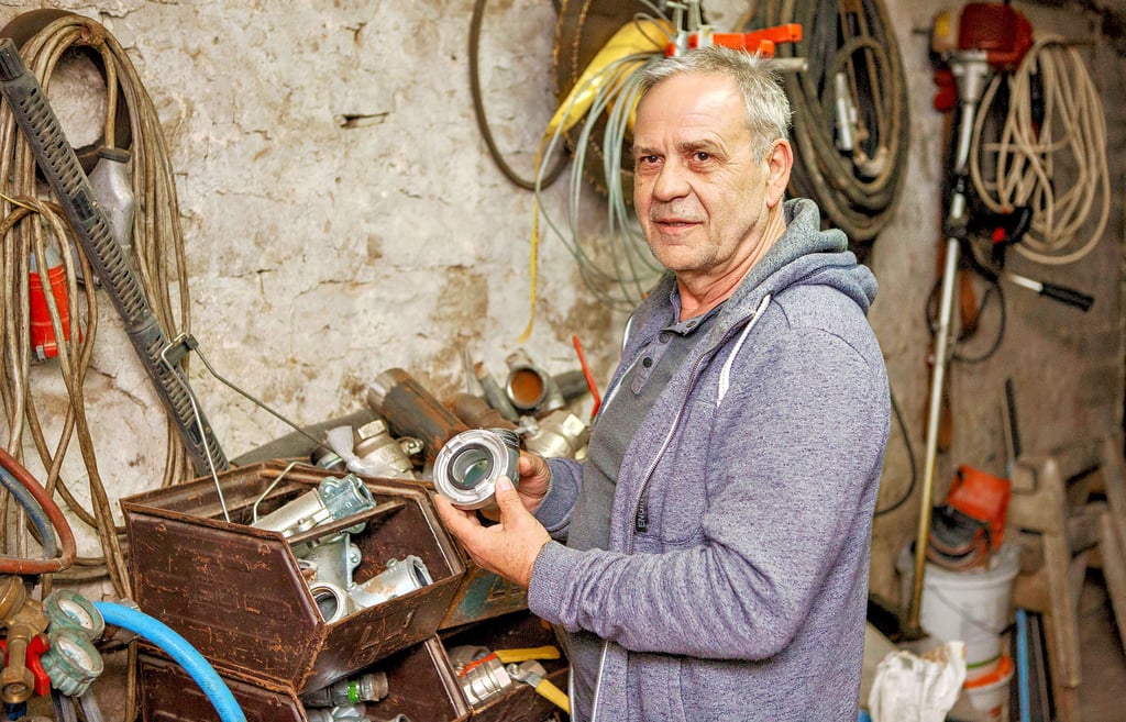Klaus Andrae, Obermeister der Innung Sanitär und Heizung, in seiner kleinen Werkstatt in Lonzig.