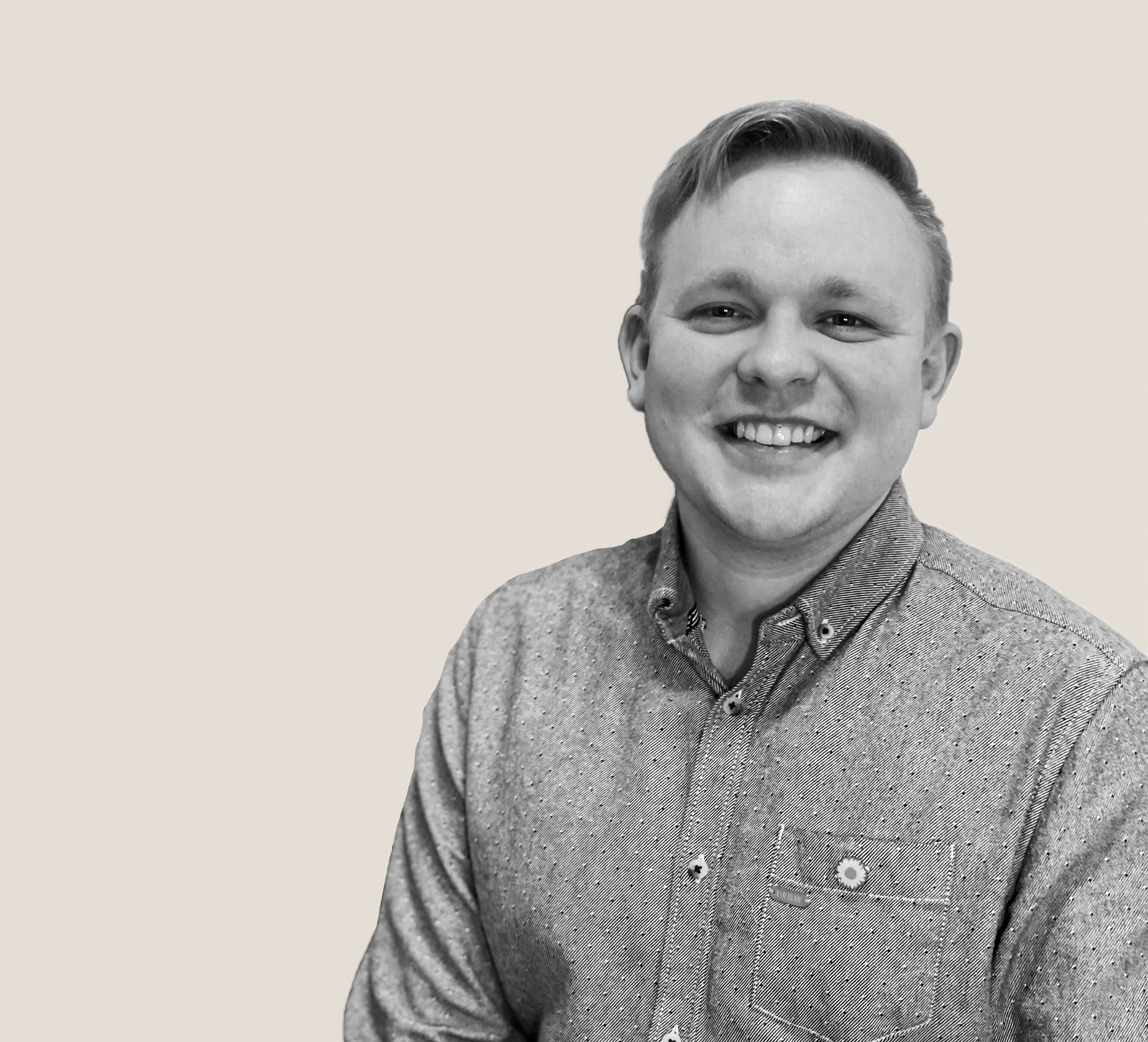 John Liebau ist  29 Jahre alt und damit der jüngste Kandidat im Wahlkreis 24 &#8226;  er ist Offizier des Heeres &#8226; studierte Staats- und Sozialwissenschaften &#8226; lebt in Coswig &#8226; ledig &#8226; Beisitzer im Landesvorstand der Grünen	