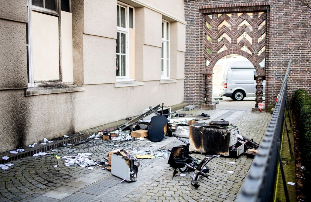 Verkohlte Möbelstücke liegen auf einem Gehweg vor dem Rathaus in Delmenhorst.