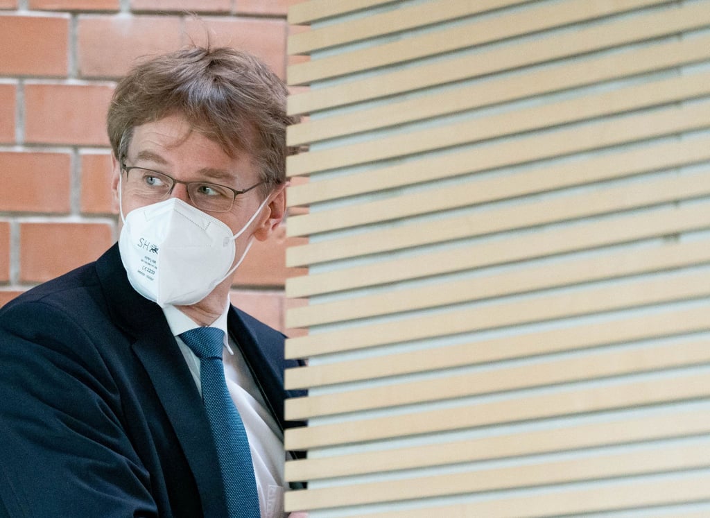 Daniel Günther (CDU), schleswig-holsteinischer Ministerpräsident, betritt den Plenarsaal.