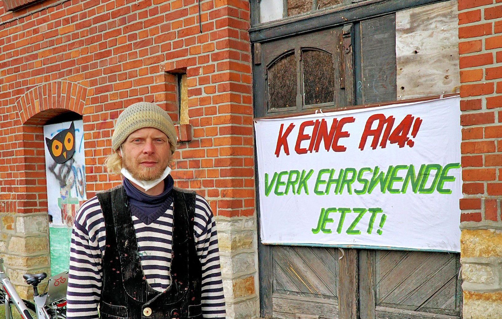 Milan Bölke fungiert im Bahnhof Seehausen als Ansprechpartner für Aktivisten und Bürger, die sich für die Aktivitäten der Inititativen ?Keine A14? und ?Verkehrswende Elbe Altmark? interessieren.