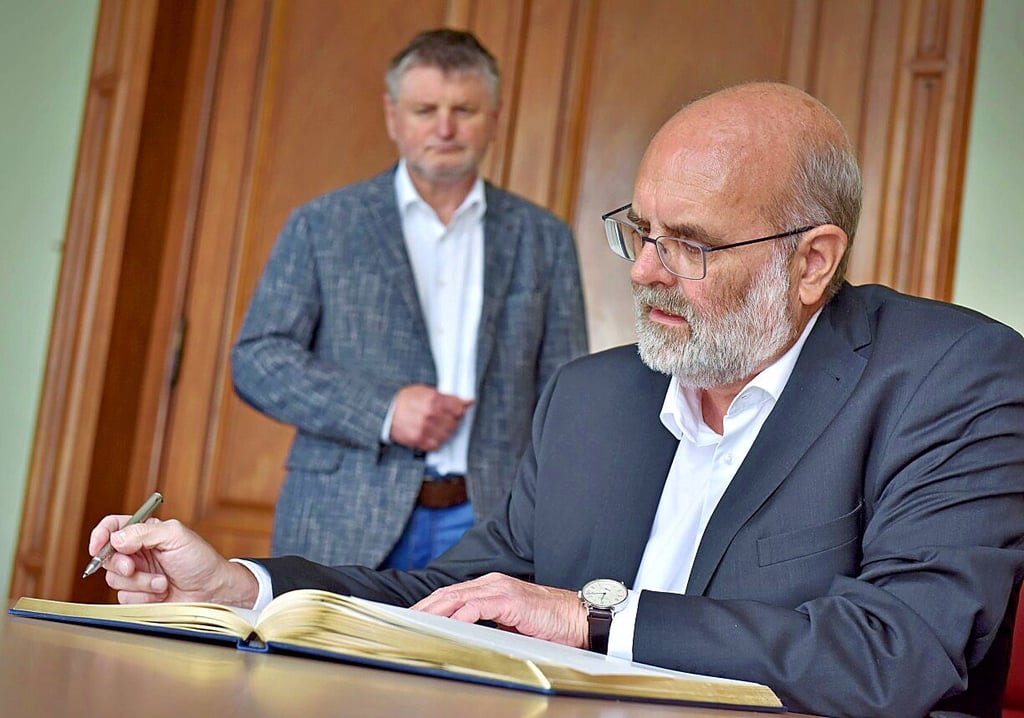 Dr. Michael Polk, langjähriger Geschäftsführer des Chemieparks, trägt sich in das Goldenen Buch des Landkreises Anhalt-Bitterfeld ein.
