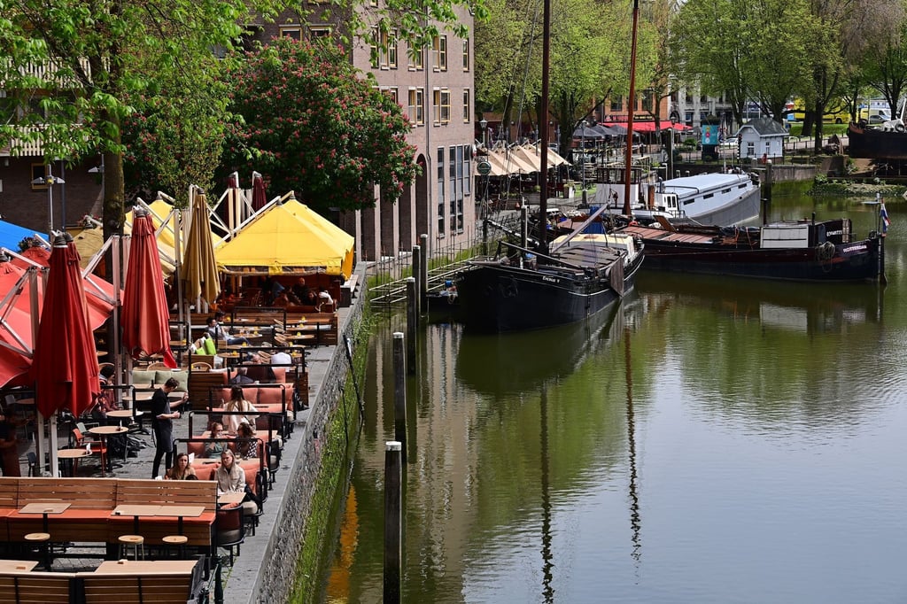 Die Aussenbereiche der Cafés und Restaurants am Historischen Hafen im Zentrum von Rotterdam haben seit einigen Tagen wieder geöffnet. Ab dem 30. Mai gelten die Niederlande auch nicht mehr als Hochinzidenzgebiet.